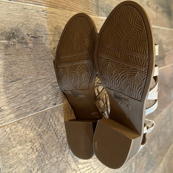 Mia Kid’s Tan Heeled Sandals Size 4M - Picture 5 of 7